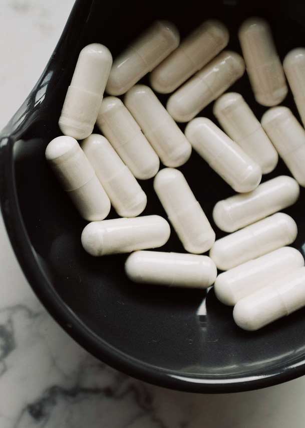 capsulas blancas de biotina para mejorar las uñas quebradizas