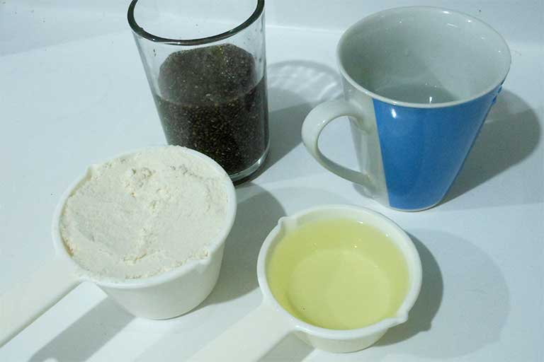 recipientes con medidas de harina de coco aceite chia hidratada y agua