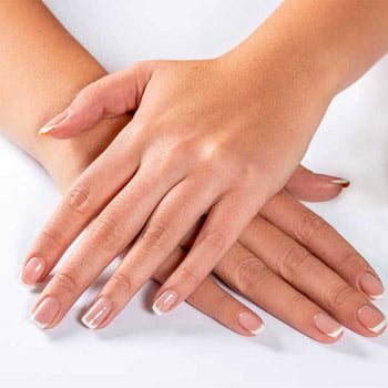 manos de mujer con uñas saludables y bellas