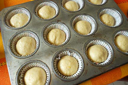 procedimiento cupcakes de pan de muerto en charola para muffins