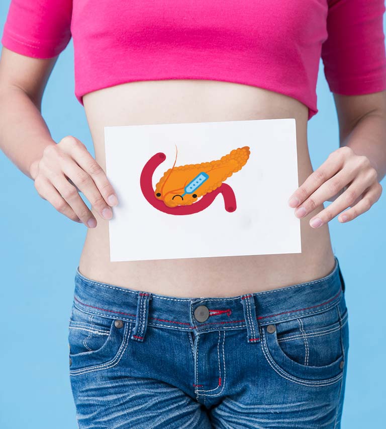 mujer sosteniendo dibujo de pancreas con pancreatitis