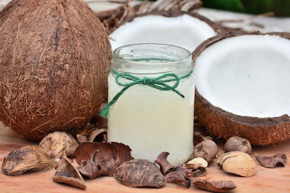 aceite de coco con fondo de cocos
