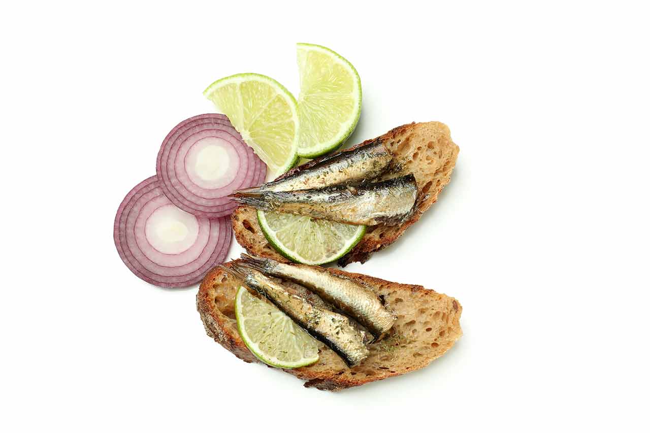 sardinas en aceite sobre una tostada