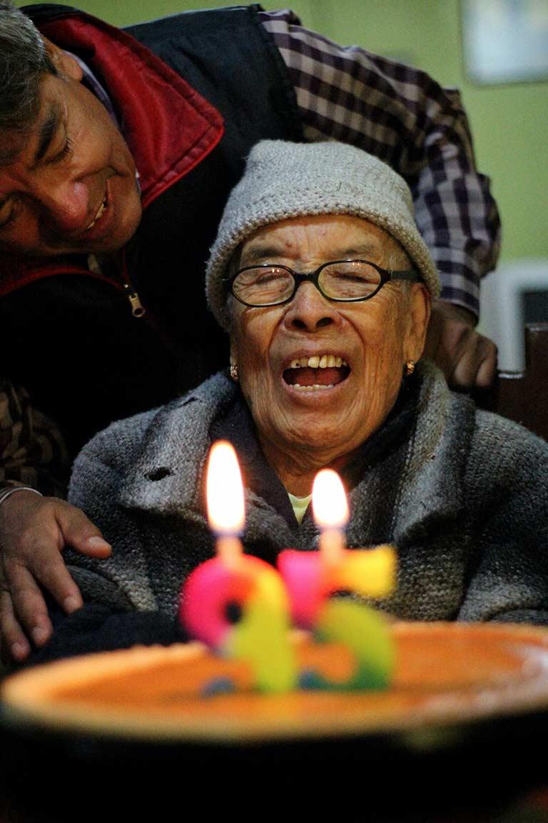 mujer celebrando 95 años