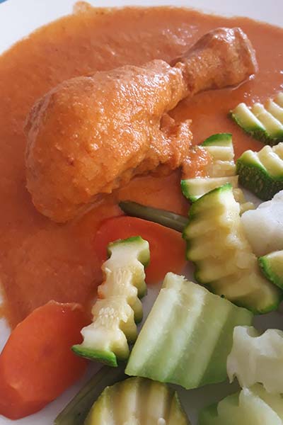 pierna de pollo al cacahuate con verduras
