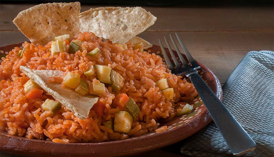 plato con arroz a la mexicana y totopos