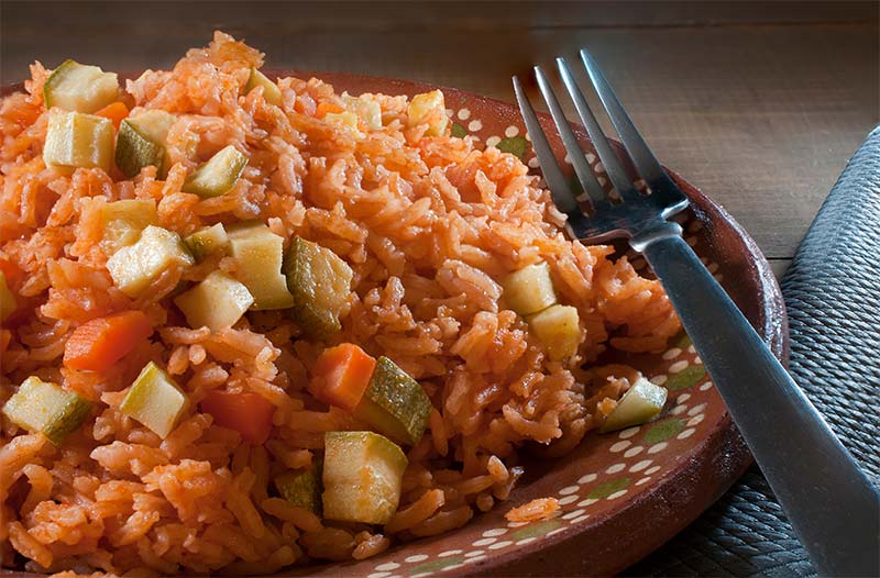 plato con arroz a la mexicana y tenedor