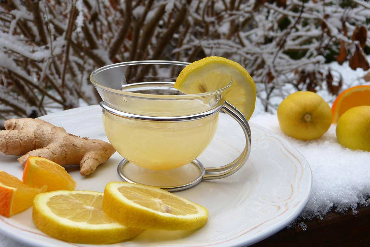 té de jengibre con limón y rebanadas de limón fresco