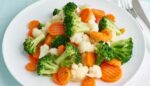 ensalada de verduras cocidas con zanahoria, coliflor y brocoli