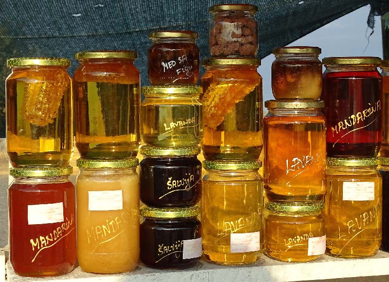 frascos con diferentes tipos de miel